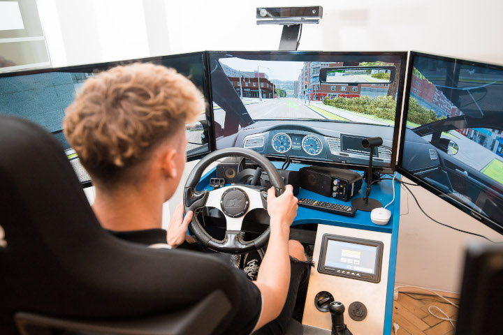 Fahrzeugsimulator - Computerprüfung - Fahrschule Roadstars Graz
